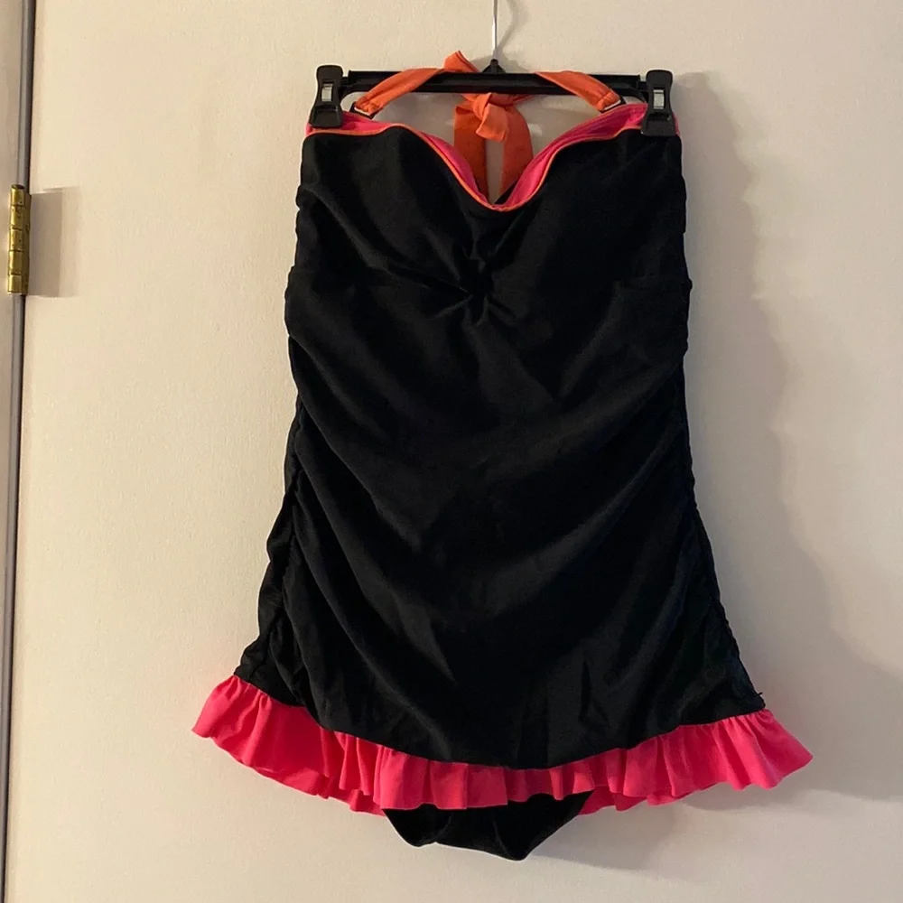 Croft & Barrow womens swimsuit 12 One piece Black Halter/ Skirt
